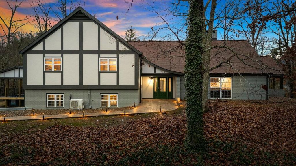 Honeybear Hideaways - Spacious 5BR Cabin with Hot Tub, Game Room & Theater, Sevierville