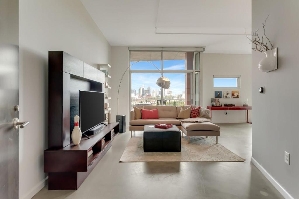 5M302 City Skyline views from this light filled, Nashville