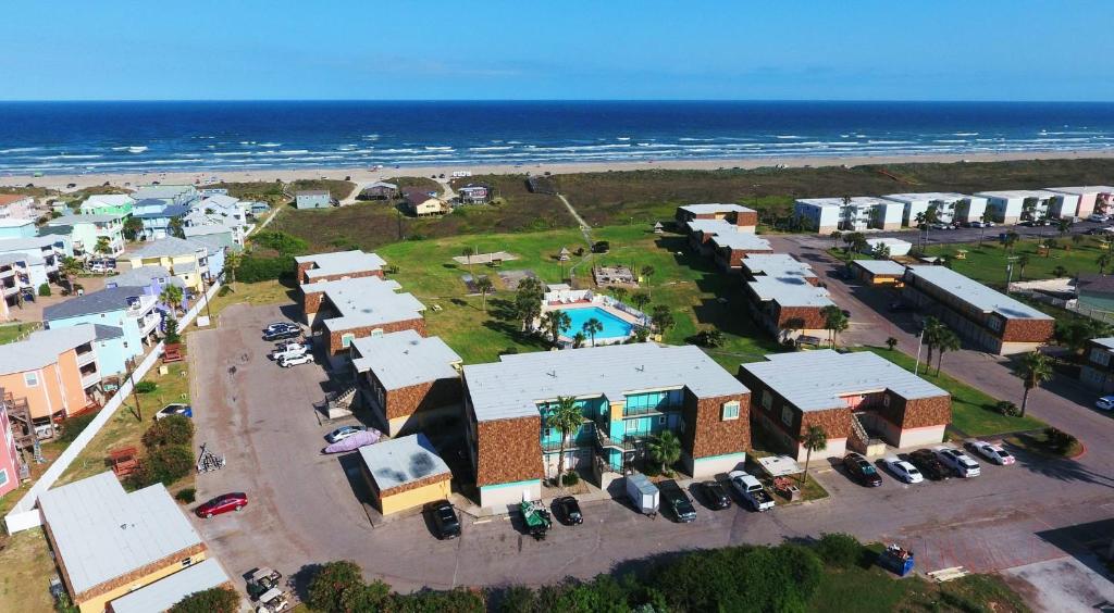 Sleeps 22 3 Condos in Beachfront Complex w Pool Pickleball Island Retreat, Port Aransas
