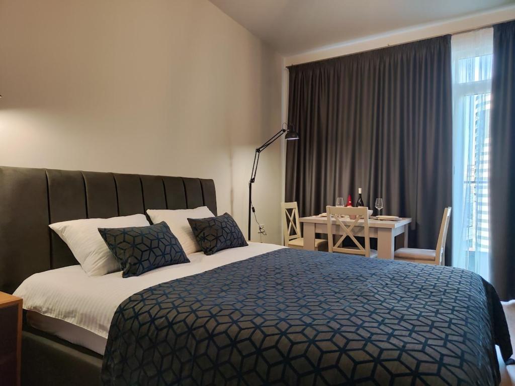 Studio with pool and sea view, Batumi