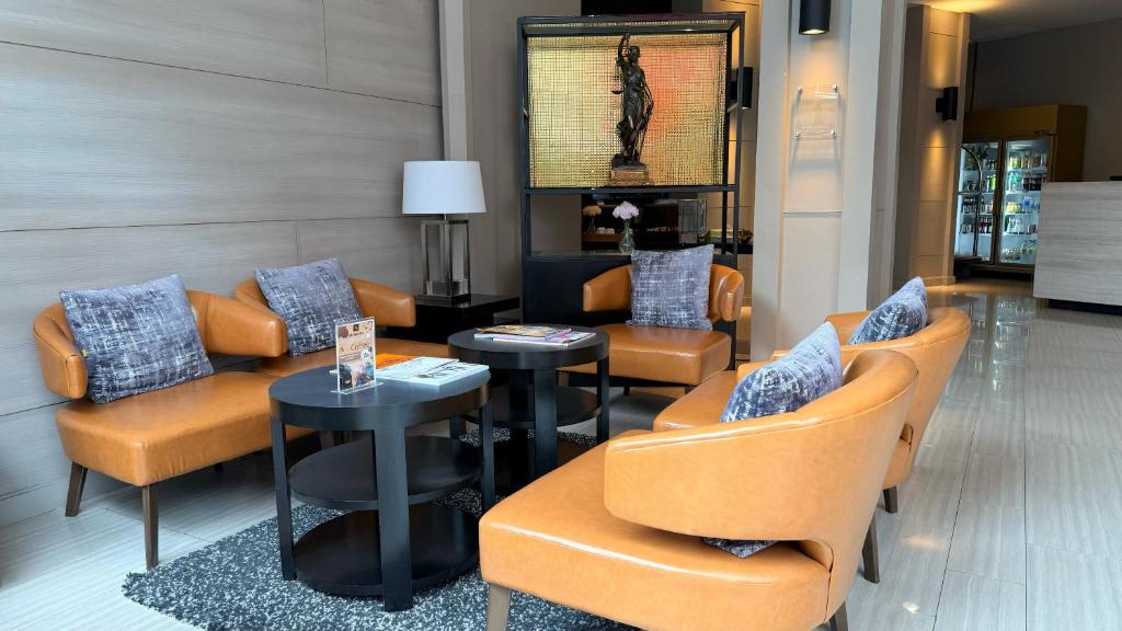 Shared lounge/TV area