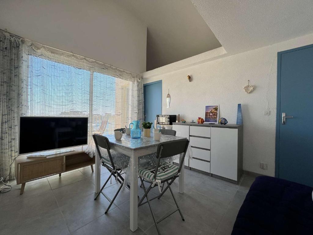 Appartement rénové avec vue marina Gruissan GN140-1033 - 2
