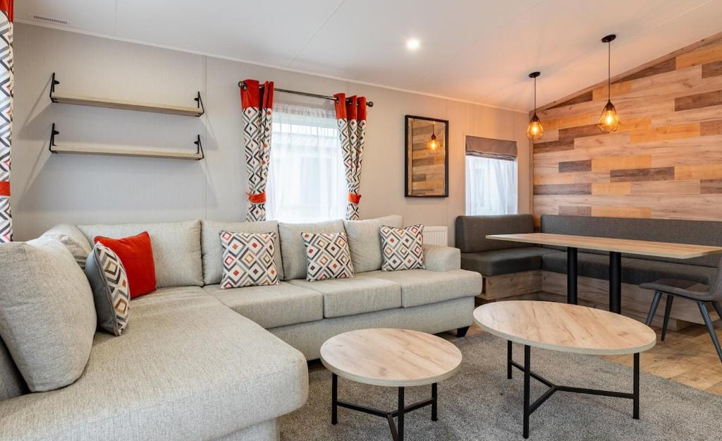 Birdsong Lodge at Brickyard Lakes, Amotherby