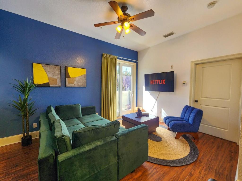 30A Modern Suite with King Bed, Parking, Pool and Balcony, Santa Rosa Beach