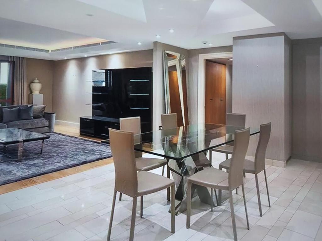 A Spacious Lateral Two Bedroom Two Bathroom Apartment, Surbiton