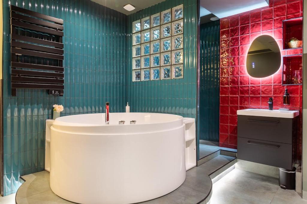 Arc de Triomphe Romantic SUITE Jacuzzi Emeraude - 4