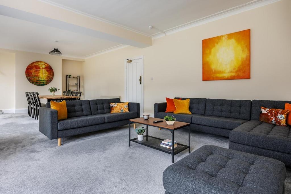 Lovely spacious house, 300m from beach, with parking, Bournemouth