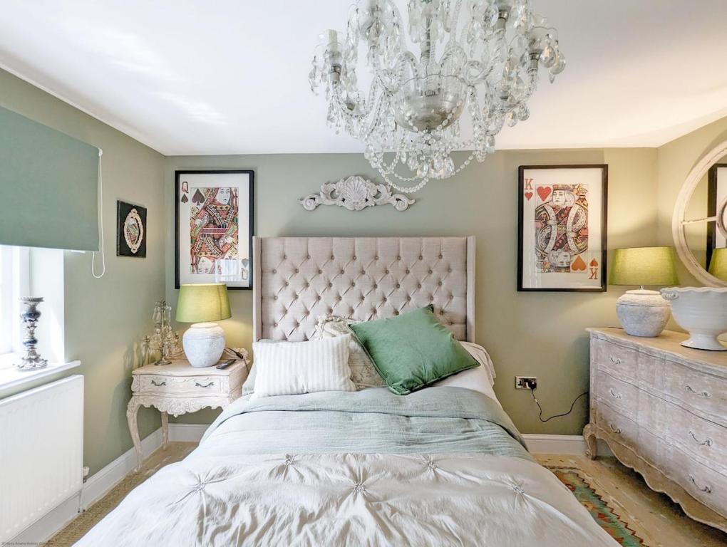 Stunning property, spacious, gardens, koi pond, patios and parking, West Stoke