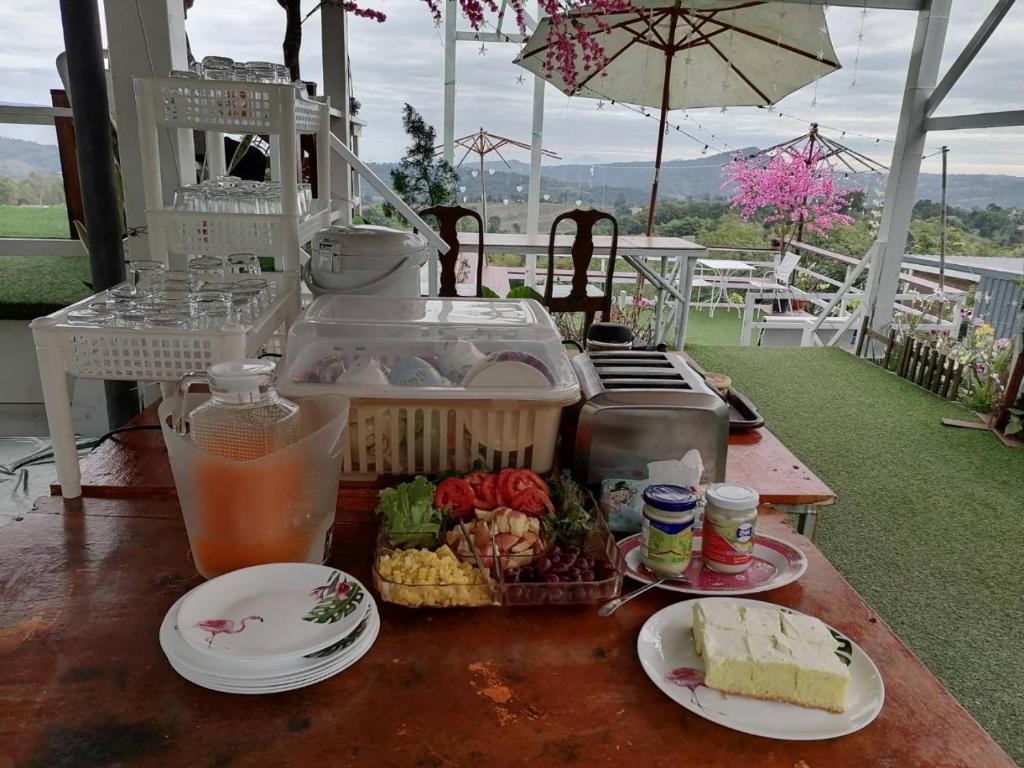 산 속에서 즐기는 평화로운 아침 식사