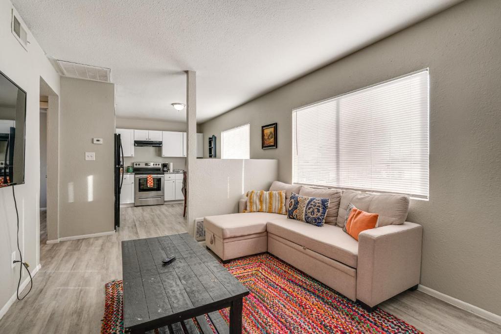 2 Mi to Dtwn and Chase Field Condo with City View!, Phoenix