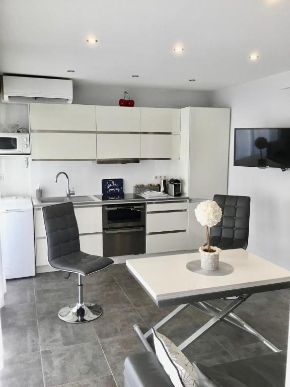 Elegant F2 with all comforts in center of Cannes - 3