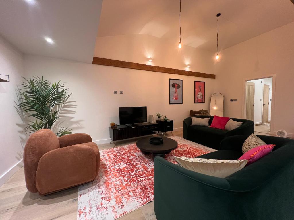 Moonlight Lodge - 4 bedroom Barn with Hot Tub!, Godstone