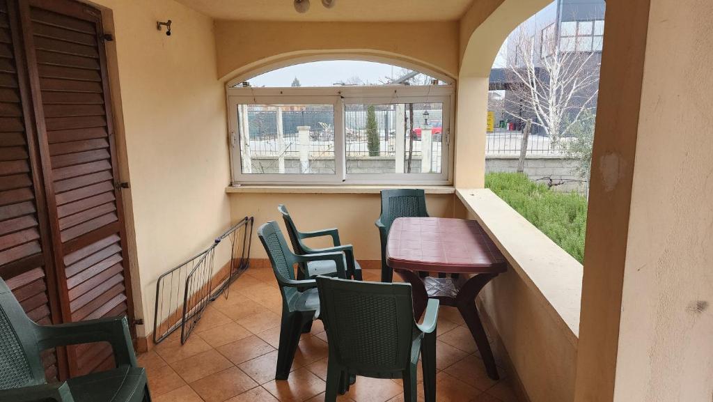 Lush Garden Villa Close to Airport with Hi-Speed Wifi - 4