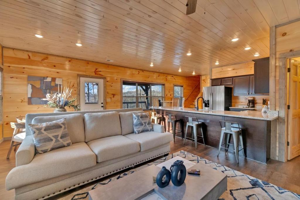 Honeybear Hideaways - Luxury Gatlinburg Smoky Cabin with Indoor Pool and Hot Tub, Gatlinburg