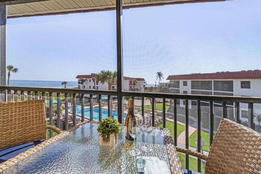 3rd Floor Sanibel Condo With Balcony And Beach Views 4B3, Sanibel