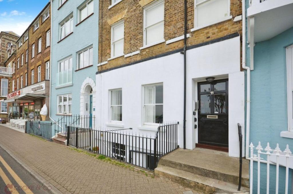 Dog-Friendly Beach Apartment, Broadstairs photo 4