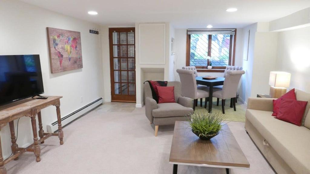 Charming City Centered Walk to Zoo, Washington