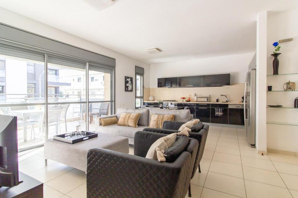 Stunning 2BR-2BA SeaView Apt TLV By SweetyGuest, Tel Aviv