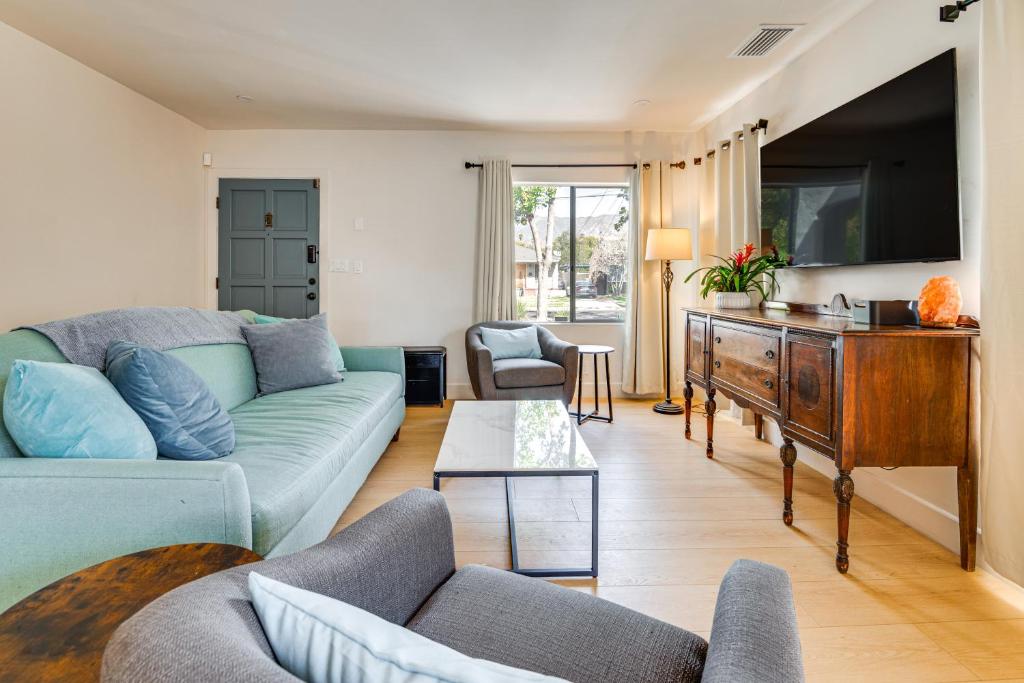 Updated Home with Private Deck, 1 Mi to Rose Bowl!, Pasadena