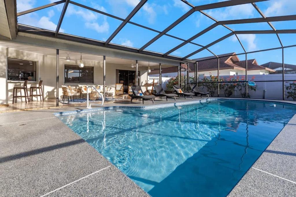 Fun & family-friendly modern beach home with pool, Largo