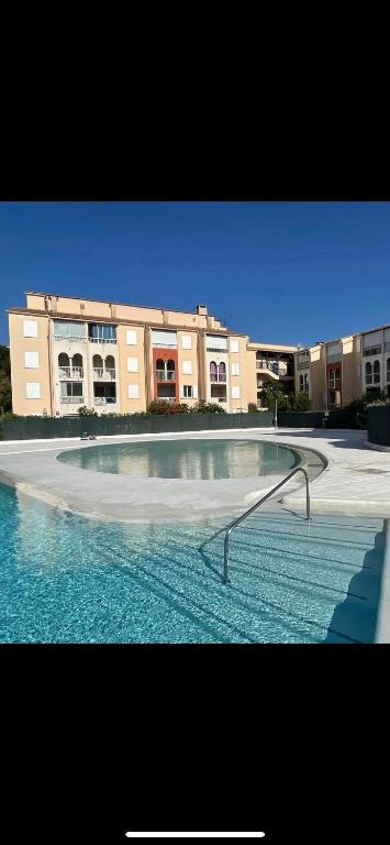Studio cosy rénové climatisé avec piscine proche de toutes commodités - 2