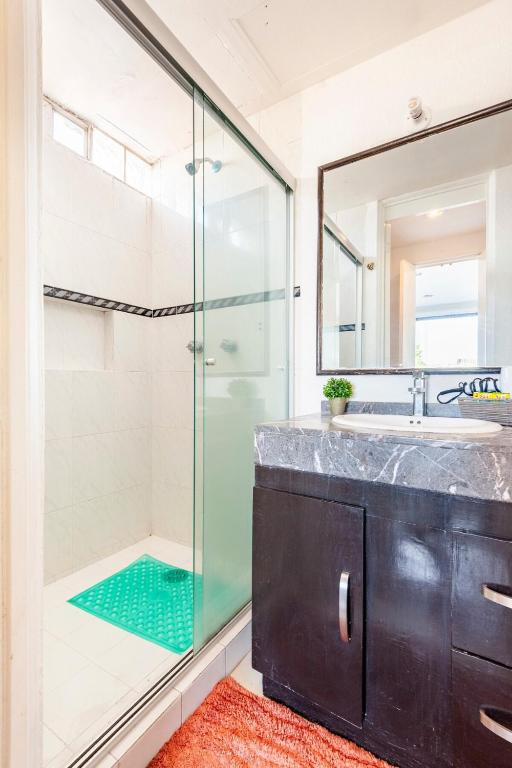 Spacious apartment located very close to WTC - 4
