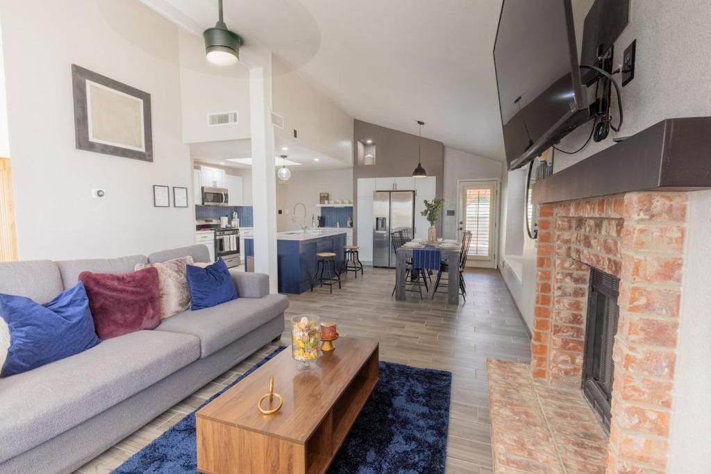 Stylish Escape 3BDRM with fireplace, El Paso