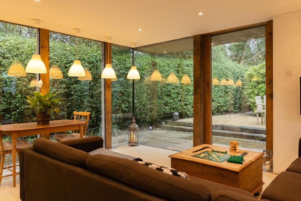 The Hideaway - A cosy retreat by the lakes, South Cerney