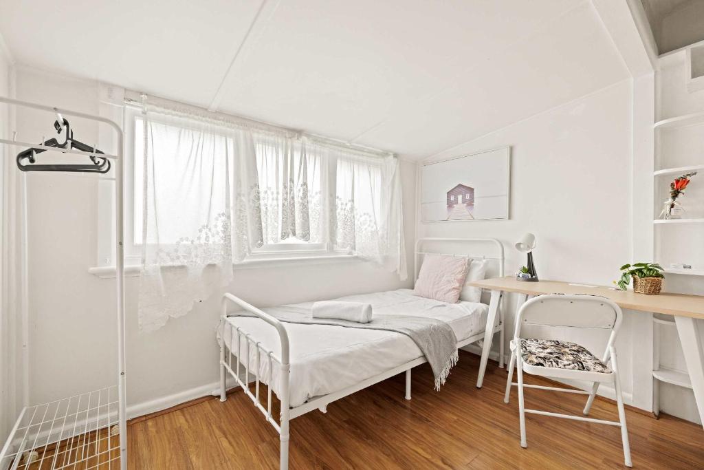 Pleasant Single Room - Prime Location in Carlton with Dining Next Door - Shared Bathroom, Sydney