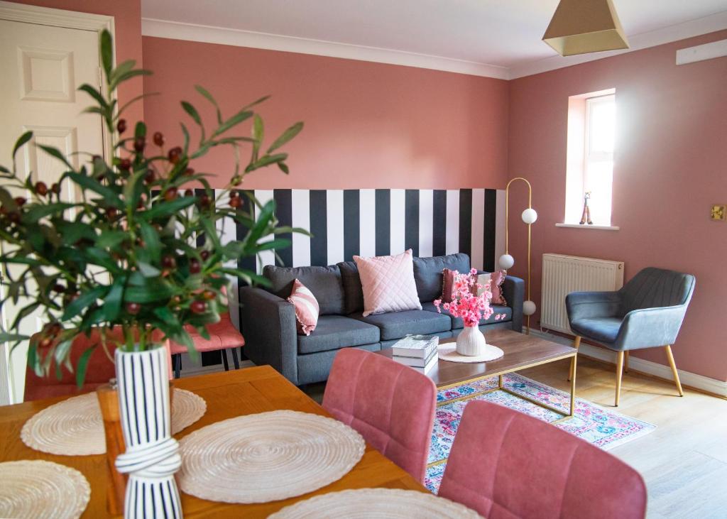 4x Bed Elegant Home with Parking, Ely