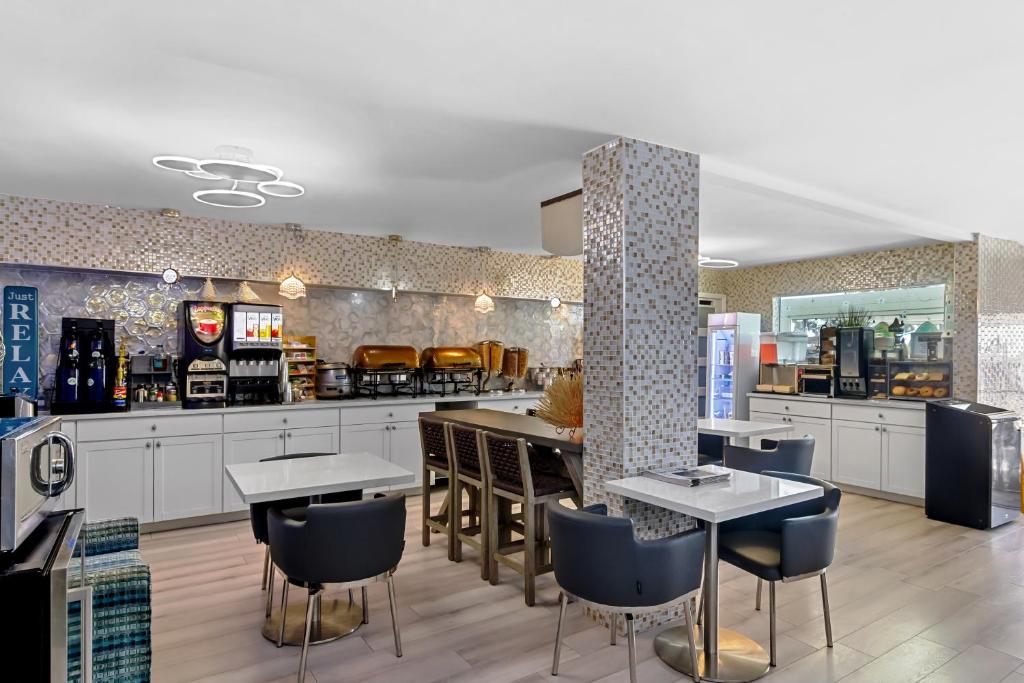 Ocean Sands Beach Boutique Inn-1 Acre Private Beach-St Augustine Historic-2 Miles-Shuttle with Downt