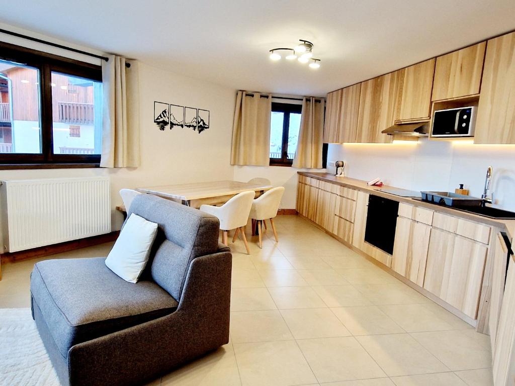 Charmant appartement au cœur de Montalbert avec balcon et parking privé, proche des pistes - FR-1-755-33 - 1