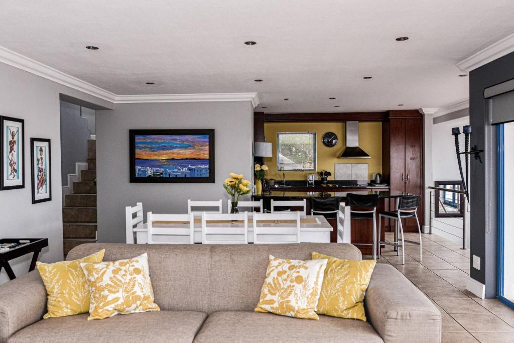 Charis to Theo - Relax in Style at this 3-Bedroomed Langebaan Holiday House, Langebaan