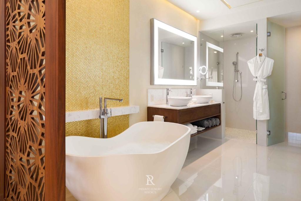 Two Bedroom Suite Pool View - Villa La Valencia - 3