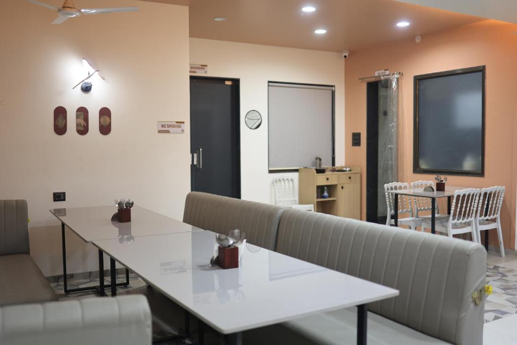 Hotel Siddhesh INN 객실 내부 편의시설 이미지
