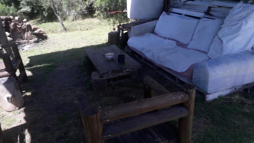 cabaña sin luz en campo - 3