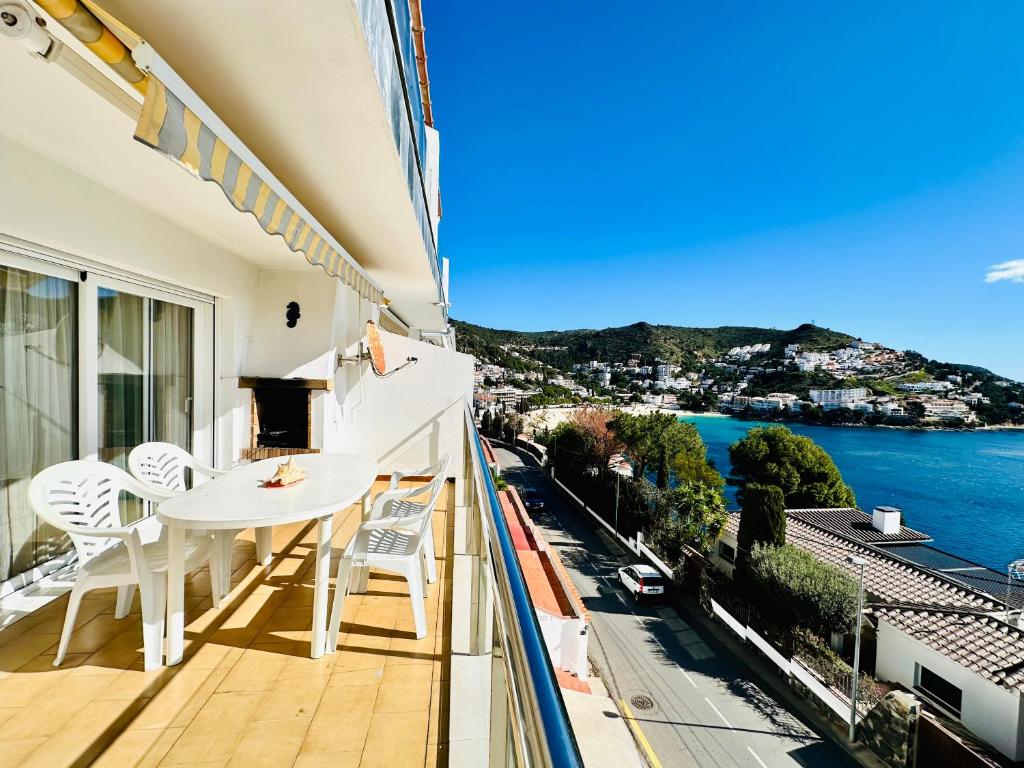 3335 MIRADOR II, Roses