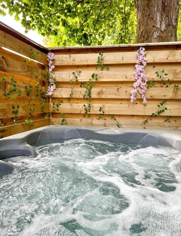 Boann 5 - Hot Tub-Hunting Tower Lodges-Luxury-Families-Romantic, Perth