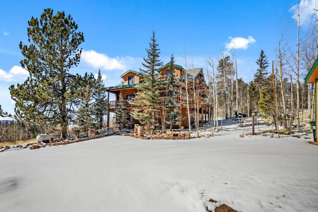 Amazing 3200Sq ft Upgrade Log Cbn GameRoom HotTub, Bordenville