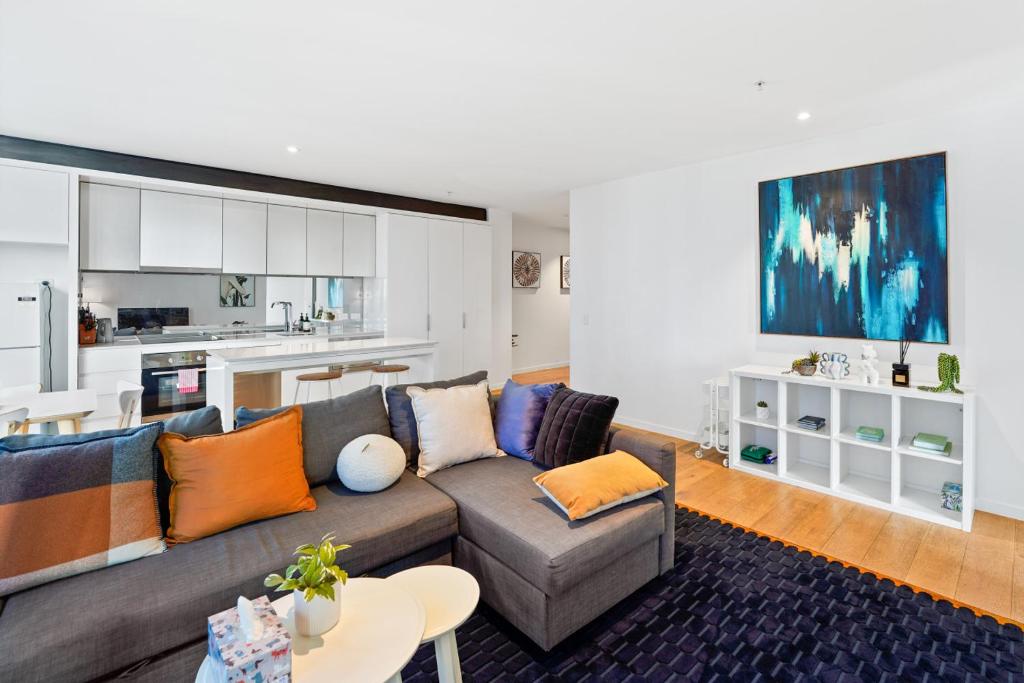 3 Bed inner CBD Next to Skybus with Pool Gym Sauna, Melbourne