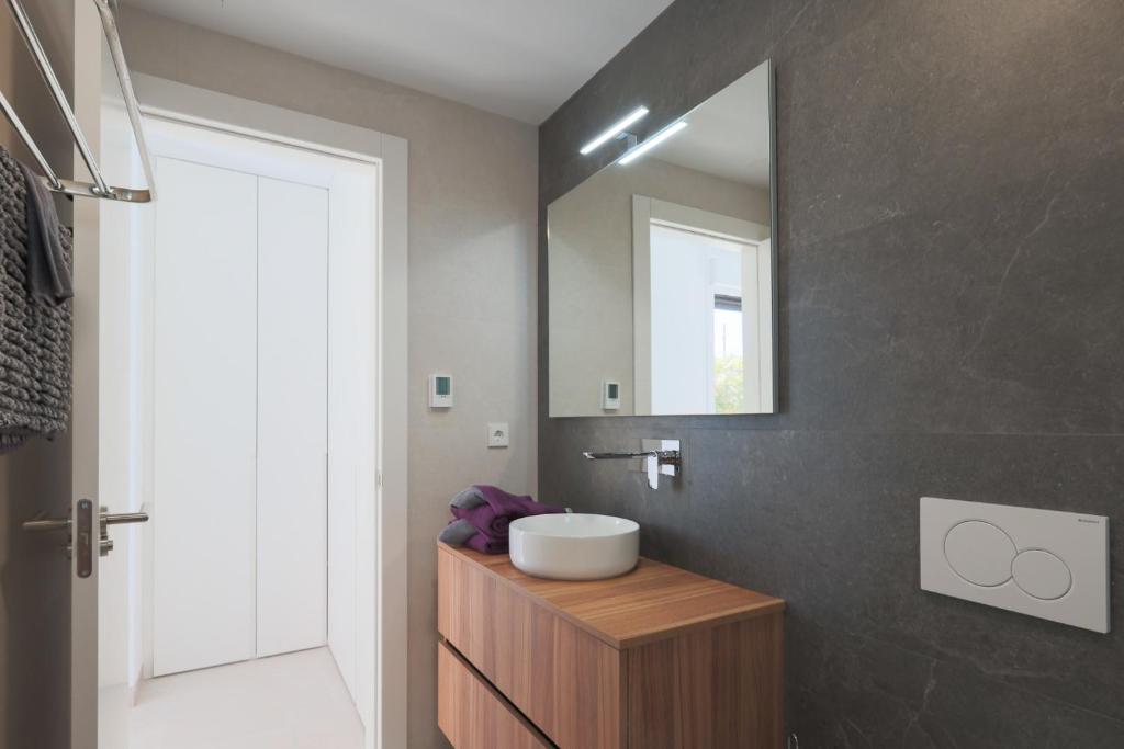 4 Bed Villa - Sleeps 8 - Pool - Garden - Parking - 3
