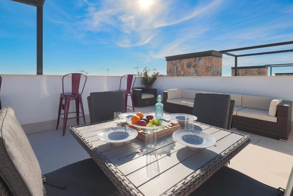 4 Bed Villa - Sleeps 8 - Pool - Garden - Parking - 5