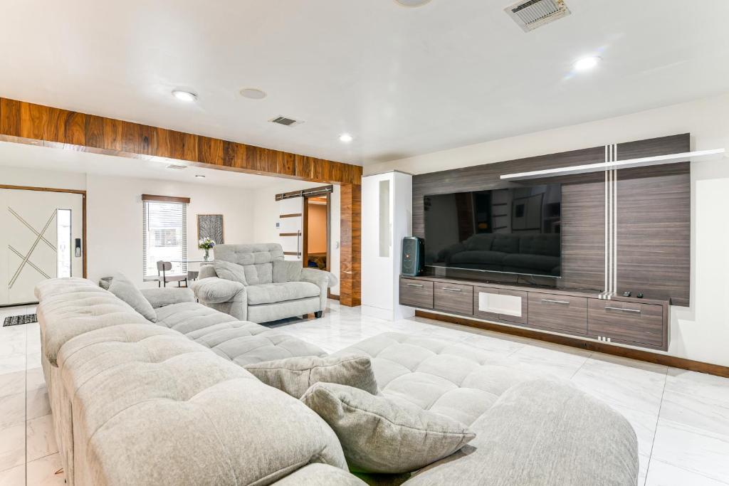 Modern Oasis with Outdoor Lounge in Houston!, Houston