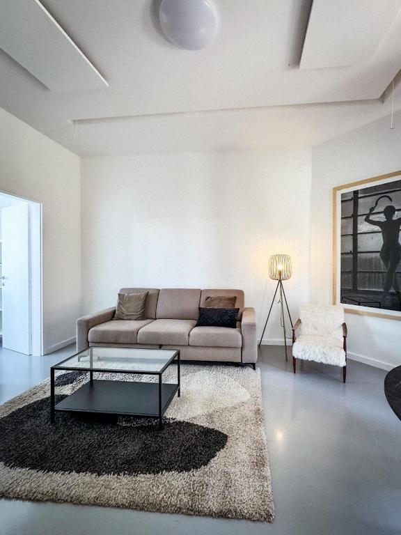 Oasis Airport Apartments and Rooms