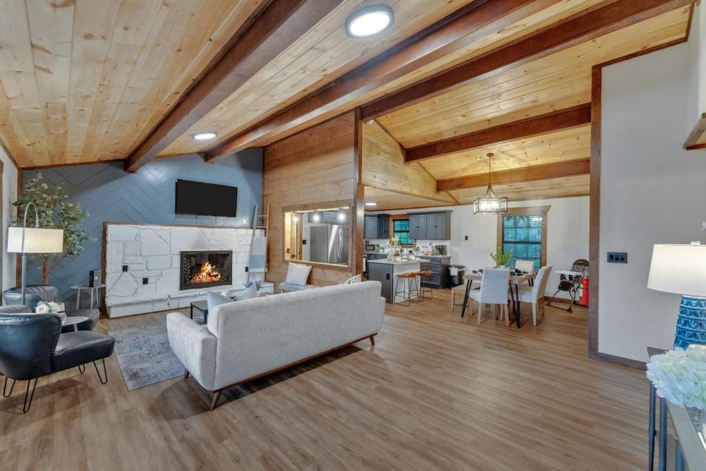 Honeybear Hideaways - Pet Friendly Cozy Cabin with Hot Tub, Fire Pit, and Game Room, Sevierville