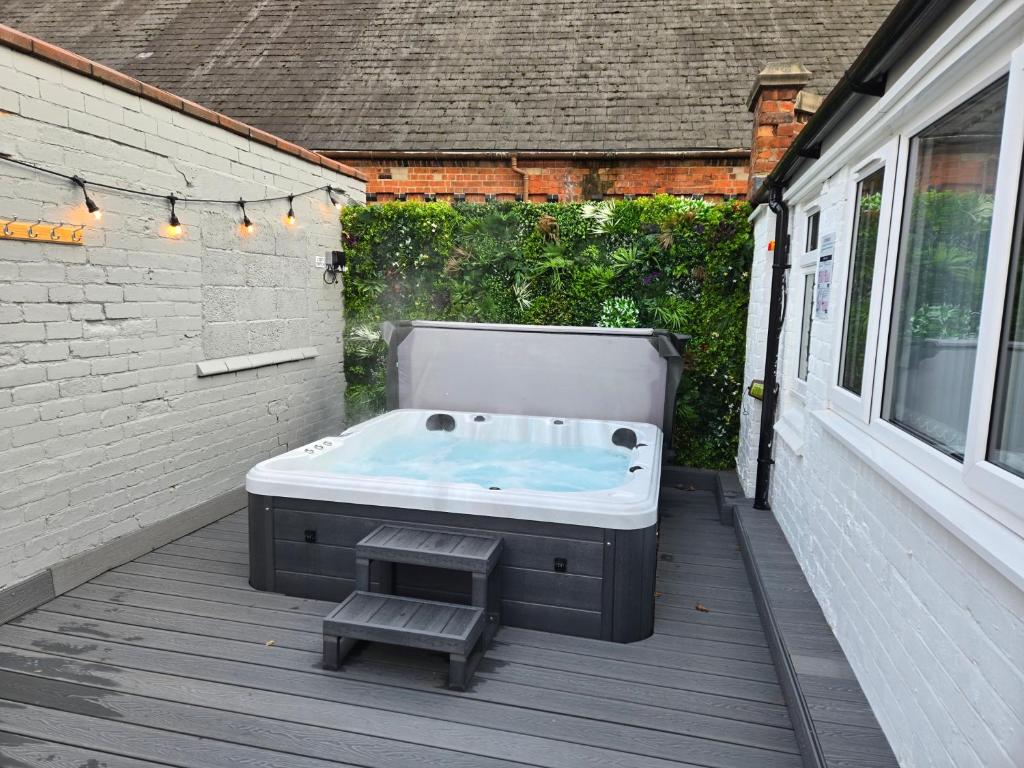 Centre Apartment - Sleeps 2 & Roof Top Hot Tub, Derby