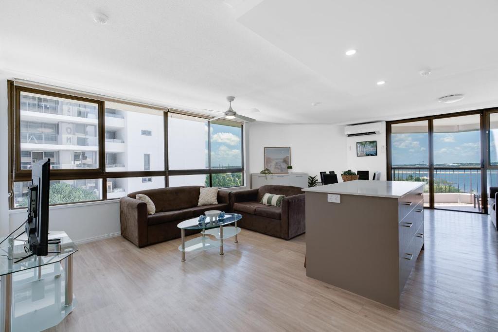 Paradise! 2BR in the Heart of GC with Ocean Views, Gold Coast