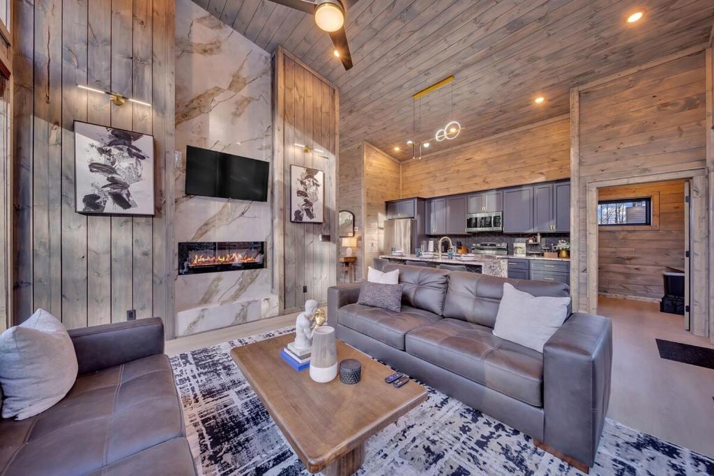 Honeybear Hideaways - Modern Family-Friendly Cabin with Pool Waterfalls, Hot Tub & Game Room, Sevierville