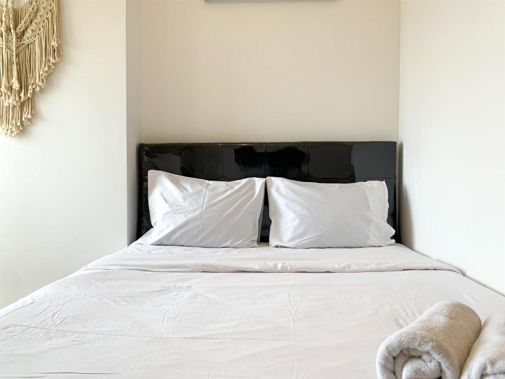 Studio with Minimalist Design Tokyo Riverside PIK 2 Apartment By Travelio, Rawalembang