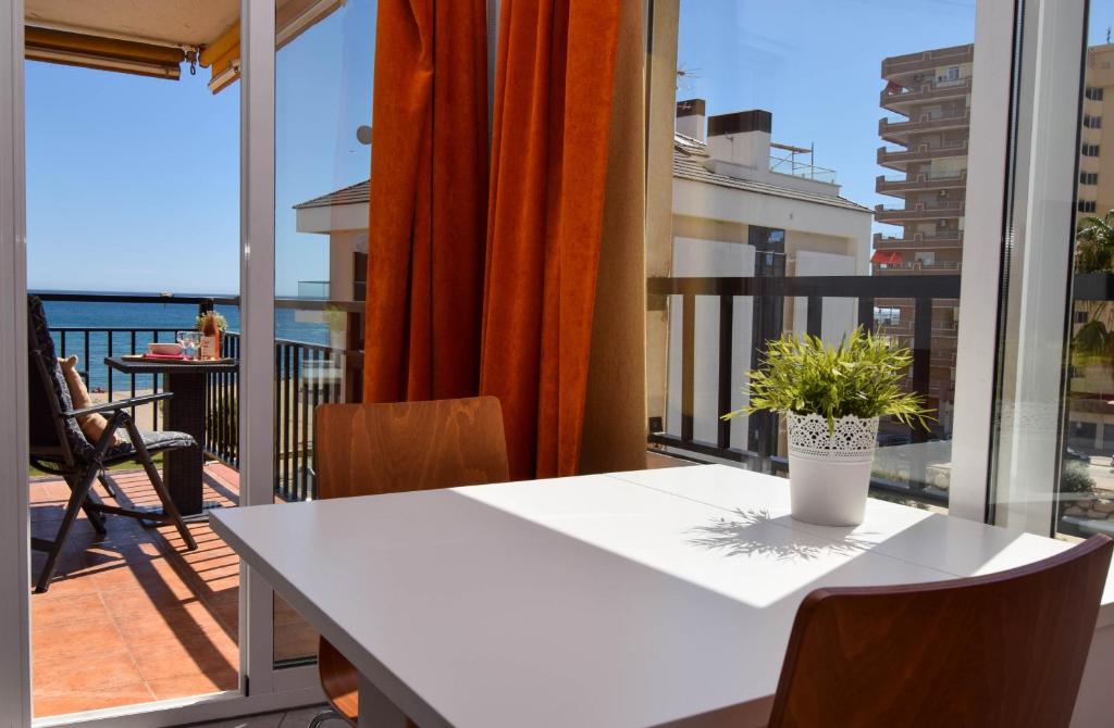 Ref 228 Apartamento de 1 dormitorio con vistas al mar en primera línea de playa en Los Boliches - 4